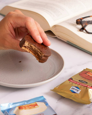 Mardel Alfajor Negro, Argentine-style biscuit filled with dulce de leche and coated in dark chocolate