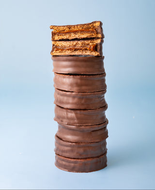 Mardel Alfajor Negro, Argentine-style biscuit filled with dulce de leche and coated in dark chocolate